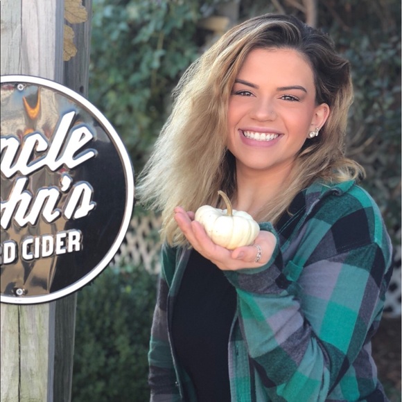 Meet your Posher, Erica - Picture 2 of 3